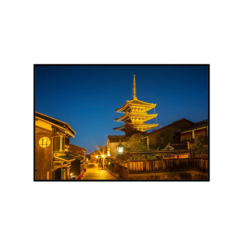 Yasaka Pagoda in historic Kyoto in the evening