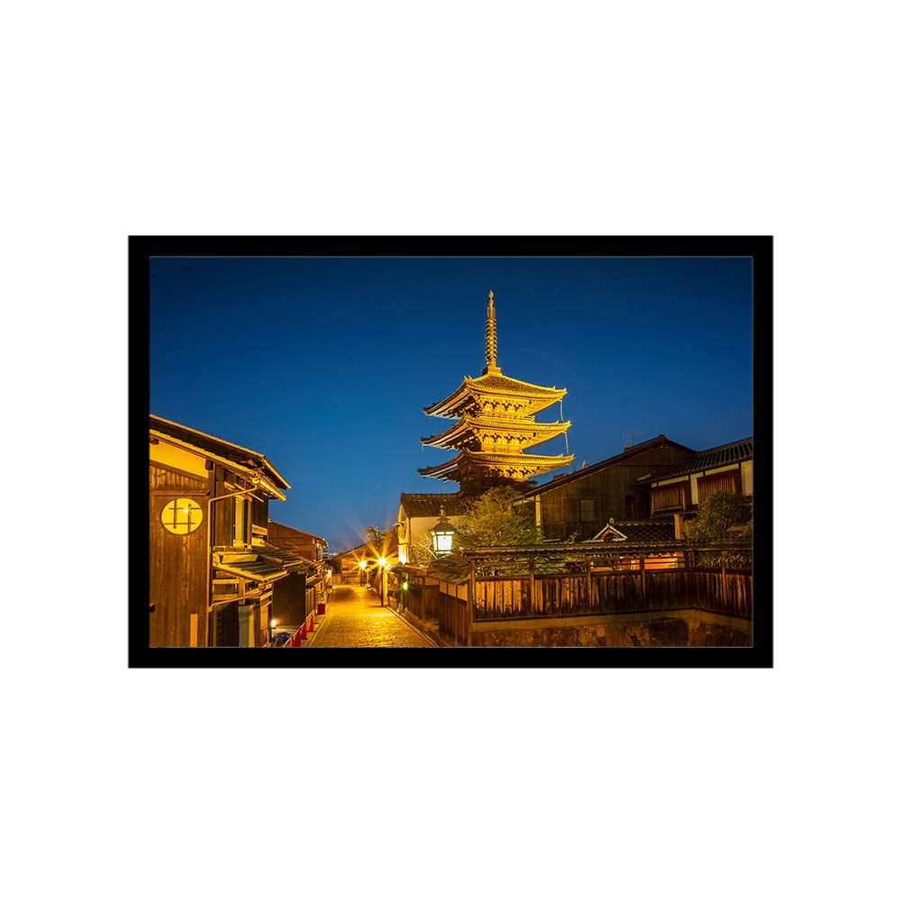 Yasaka Pagoda in historic Kyoto in the evening
